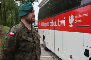 policjanci, funkcjonariusze innych służb i mieszkańcy podczas zbiórki krwi