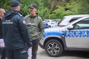 policjanci, funkcjonariusze innych służb i mieszkańcy podczas zbiórki krwi