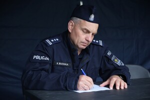 policjanci, funkcjonariusze innych służb i mieszkańcy podczas zbiórki krwi