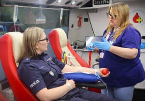policjanci, funkcjonariusze innych służb i mieszkańcy podczas zbiórki krwi