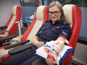 policjanci, funkcjonariusze innych służb i mieszkańcy podczas zbiórki krwi