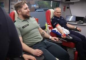 policjanci, funkcjonariusze innych służb i mieszkańcy podczas zbiórki krwi