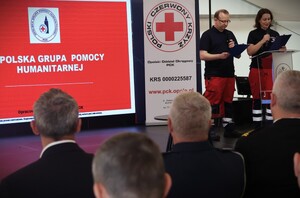 uczestnicy wydarzenia w namiocie oglądają wystąpienie członków PCk