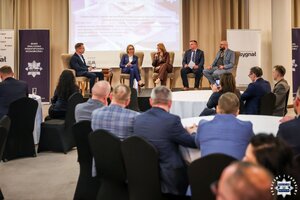 uczestnicy konferencji podczas wydarzenia
