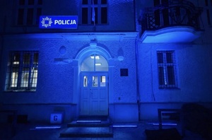 zdjęcie: podświetlona na niebiesko komenda Policji