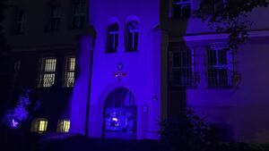 zdjęcie: podświetlona na niebiesko komenda Policji
