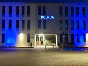 zdjęcie: podświetlona na niebiesko komenda Policji