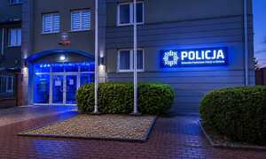 zdjęcie: podświetlona na niebiesko komenda Policji