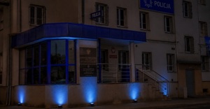 zdjęcie: oświetlona na niebiesko Komenda Policji