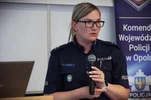 uczestnicy konferencji na sali konferencyjnej Uniwersytetu Opolskiego podczas obrad i prelekcji