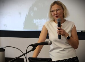 uczestnicy konferencji na sali konferencyjnej Uniwersytetu Opolskiego podczas obrad i prelekcji