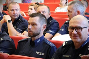 uczestnicy konferencji na sali konferencyjnej Uniwersytetu Opolskiego podczas obrad i prelekcji