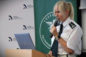 uczestnicy konferencji na sali konferencyjnej Uniwersytetu Opolskiego podczas obrad i prelekcji