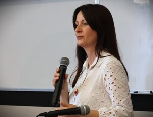 uczestnicy konferencji na sali konferencyjnej Uniwersytetu Opolskiego podczas obrad i prelekcji