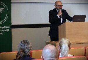 uczestnicy konferencji na sali konferencyjnej Uniwersytetu Opolskiego podczas obrad i prelekcji