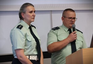 uczestnicy konferencji na sali konferencyjnej Uniwersytetu Opolskiego podczas obrad i prelekcji