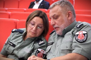 uczestnicy konferencji na sali konferencyjnej Uniwersytetu Opolskiego podczas obrad i prelekcji