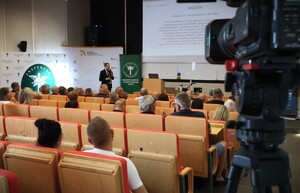 uczestnicy konferencji na sali konferencyjnej Uniwersytetu Opolskiego podczas obrad i prelekcji