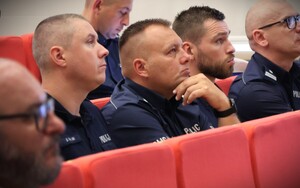uczestnicy konferencji na sali konferencyjnej Uniwersytetu Opolskiego podczas obrad i prelekcji