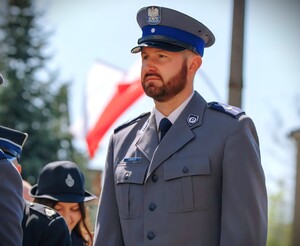policjant w galowym mundurze
