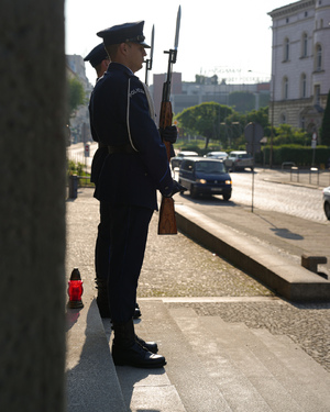 zdjęcie: uroczyste złożenie kwiatów przez Komendanta Wojewódzkiego Policji w Opolu
