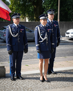 zdjęcie: uroczyste złożenie kwiatów przez Komendanta Wojewódzkiego Policji w Opolu