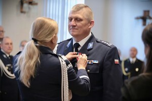 policjanci podczas wręczenia medali