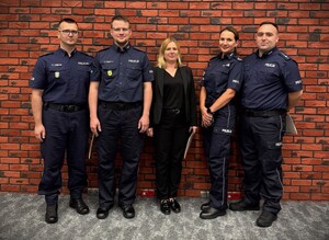 zdjęcia grupowe policjantów, którzy zostali biegłymi