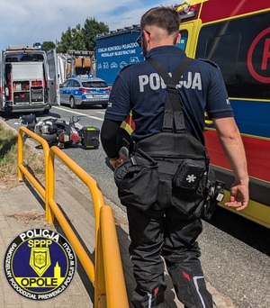 zdjęcie: policjanci sppp udzielili pomocy rannemu w wypadku