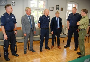 policjanci i strażnicy graniczni oraz dyrektorzy szkół podczas podpisania porozumienia