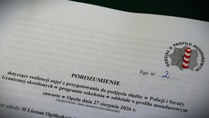 policjanci i strażnicy graniczni oraz dyrektorzy szkół podczas podpisania porozumienia