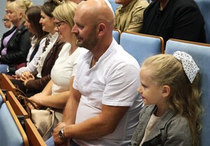 zdjęcie kolorowe: uczestnicy gali finałowej konkursu plastycznego