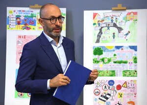 zdjęcie kolorowe: uczestnicy gali finałowej konkursu plastycznego