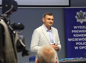 zdjęcie kolorowe : uczestnicy gali finałowej konkursu plastycznego