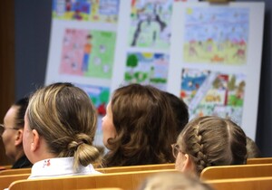 zdjęcie kolorowe : uczestnicy gali finałowej konkursu plastycznego