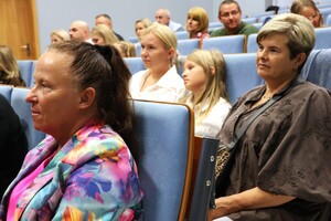 zdjęcie kolorowe : uczestnicy gali finałowej konkursu plastycznego