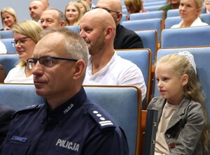 zdjęcie kolorowe : uczestnicy gali finałowej konkursu plastycznego