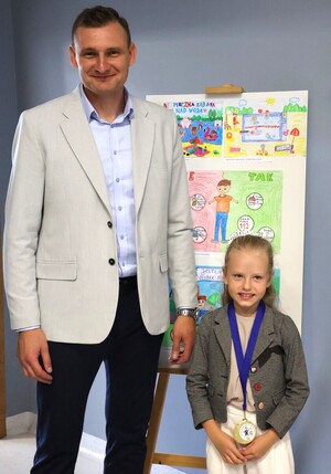 zdjęcie kolorowe: uczestnicy gali finałowej konkursu plastycznego