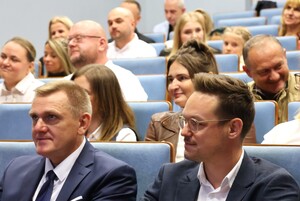 Zdjęcie kolorowe: uczestnicy gali finałowej konkursu plastycznego