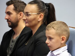 Zdjęcie kolorowe: uczestnicy gali finałowej konkursu plastycznego
