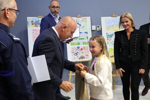 Zdjęcie kolorowe: uczestnicy gali finałowej konkursu plastycznego