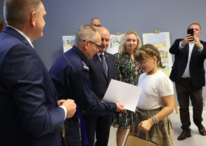 Zdjęcie kolorowe: uczestnicy gali finałowej konkursu plastycznego