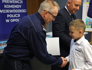 Zdjęcie kolorowe: uczestnicy gali finałowej konkursu plastycznego