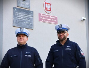 zdjęcie kolorowe: policjanci rozdają dzieciom kaski i elementy odblaskowe