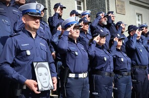 zdjęcie kolorowe: policjanci oddają hołd