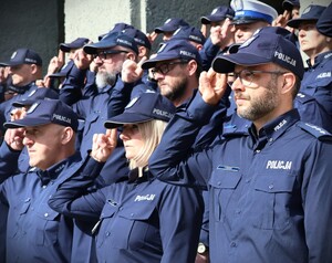 zdjęcie kolorowe: policjanci oddają hołd