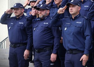 zdjęcie kolorowe: policjanci oddają hołd