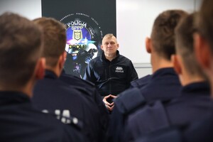 zdjęcie: policjanci podczas spotkania z Komendantem.
