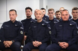 zdjęcie: policjanci podczas spotkania z Komendantem.