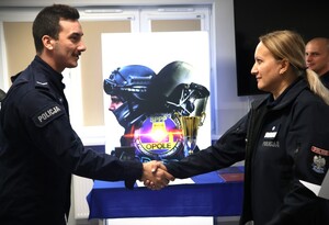 zdjęcie: policjanci podczas spotkania z Komendantem.